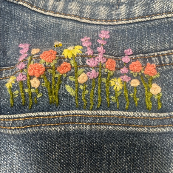 Universal Threads self-embroidered Jean shorts - Picture 4 of 5